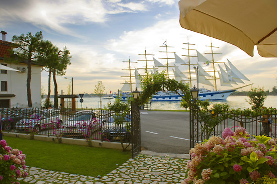 Viktoria Palace Hotel - photo 2