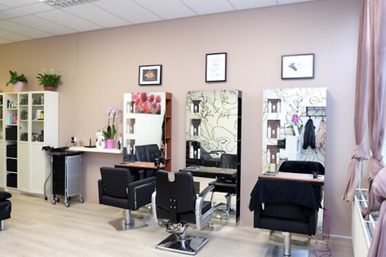 Alixis Hair & Beauty - photo 1
