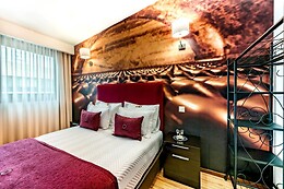 LOUNGE INN GUEST HOUSE